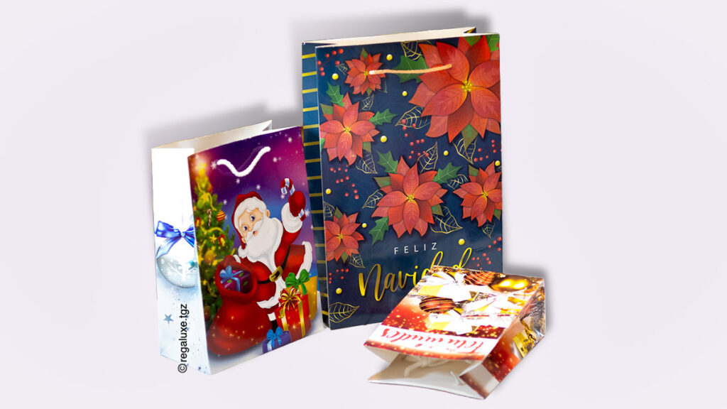 Bolsas de regalo con diseño de Santa Claus y Nochebuenas para negocios en Chiapas.